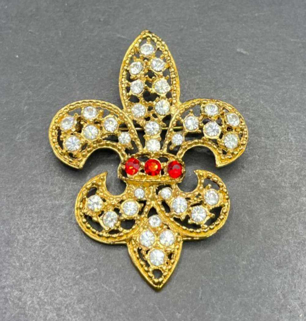 Vintage Gold Tone Rhinestone Fleur De Lis Brooch Pin Red Clear Accent Statement